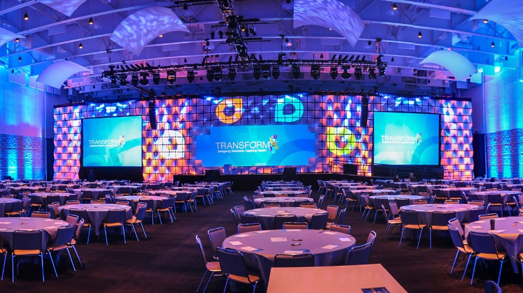 Conference Hall Setup with Dual Screens & Banquet Seating